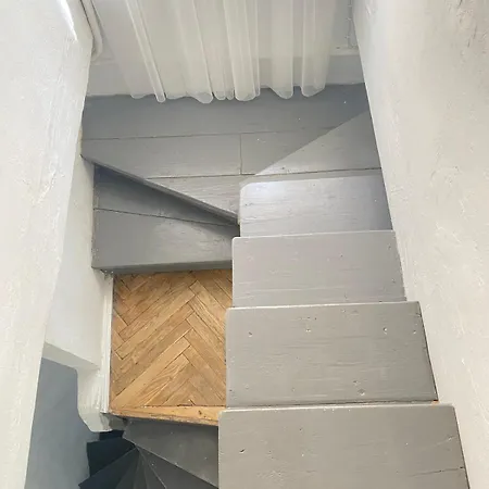 центр 2 кім ужгородська безкоштовна парковка не далеко від ж д вокзалу звітні документи Apartment Lviv