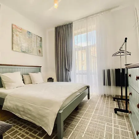 центр 2 кім ужгородська безкоштовна парковка не далеко від ж д вокзалу звітні документи Apartament Lwów