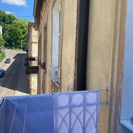 центр 2 кім ужгородська безкоштовна парковка не далеко від ж д вокзалу звітні документи Apartment
